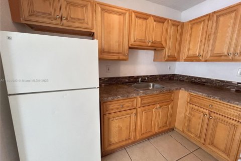 Снять в аренду квартиру в Майами, Флорида 2 спальни, 75.25м2, № 1897655 - фото 2