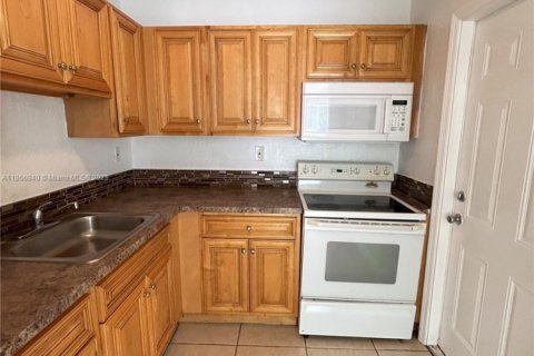 Снять в аренду квартиру в Майами, Флорида 2 спальни, 75.25м2, № 1897655 - фото 4