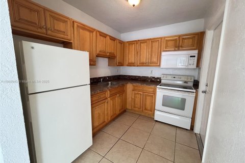 Снять в аренду квартиру в Майами, Флорида 2 спальни, 75.25м2, № 1897655 - фото 1