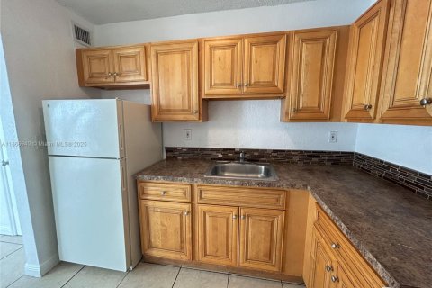 Снять в аренду квартиру в Майами, Флорида 2 спальни, 75.25м2, № 1897655 - фото 3