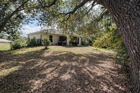 House in Lehigh Acres, Florida 3 bedrooms, 118.36 sq.m. № 2330689 - photo 3