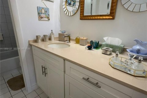 Condo in Hialeah, Florida, 2 bedrooms  № 2027899 - photo 8