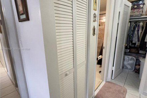 Condo in Hialeah, Florida, 2 bedrooms  № 2027899 - photo 10