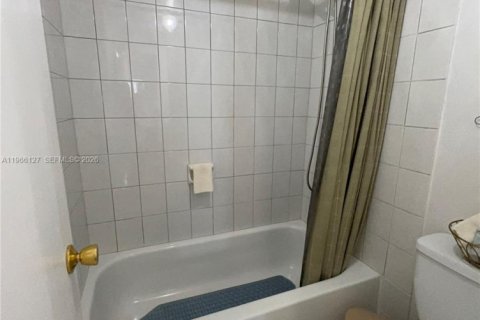 Condo in Hialeah, Florida, 2 bedrooms  № 2027899 - photo 14