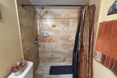 Condo in Hialeah, Florida, 2 bedrooms  № 2027899 - photo 16