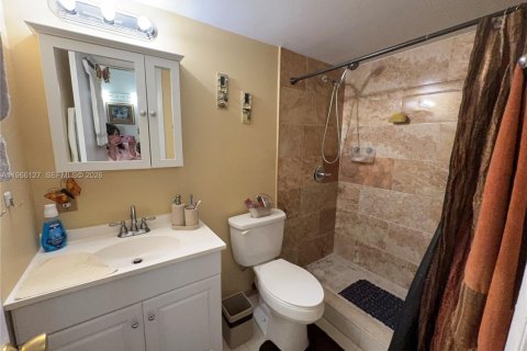 Condo in Hialeah, Florida, 2 bedrooms  № 2027899 - photo 17