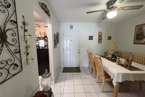 Condo in Hialeah, Florida, 2 bedrooms  № 2027899 - photo 4