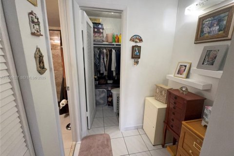 Condo in Hialeah, Florida, 2 bedrooms  № 2027899 - photo 18