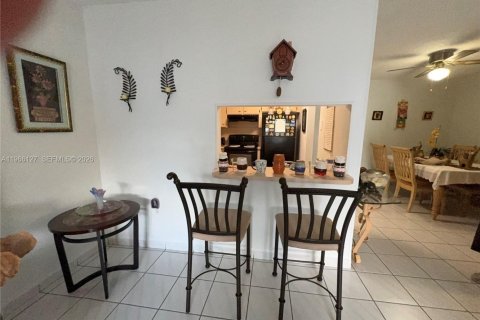 Condo in Hialeah, Florida, 2 bedrooms  № 2027899 - photo 9