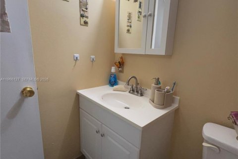 Condo in Hialeah, Florida, 2 bedrooms  № 2027899 - photo 15