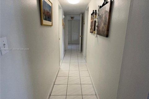 Condo in Hialeah, Florida, 2 bedrooms  № 2027899 - photo 19