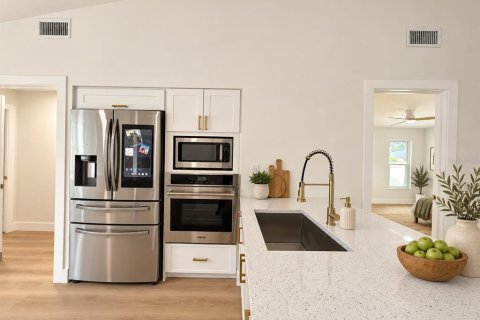 House in Clearwater, Florida 3 bedrooms, 142.33 sq.m. № 2426041 - photo 3