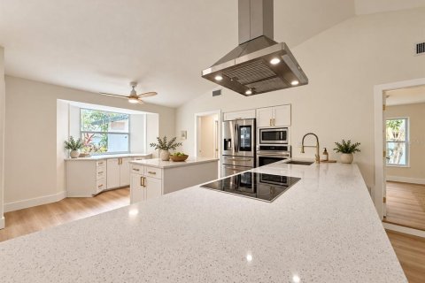 House in Clearwater, Florida 3 bedrooms, 142.33 sq.m. № 2426041 - photo 2