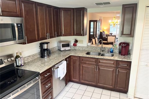 Condo in Palm Harbor, Florida, 2 bedrooms № 2199936 - photo 6