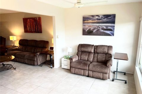Condo in Palm Harbor, Florida, 2 bedrooms № 2199936 - photo 12
