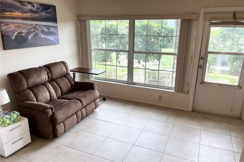 Condo in Palm Harbor, Florida, 2 bedrooms № 2199936 - photo 11