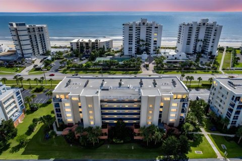 Condo in New Smyrna Beach, Florida, 3 bedrooms  № 1800013 - photo 1