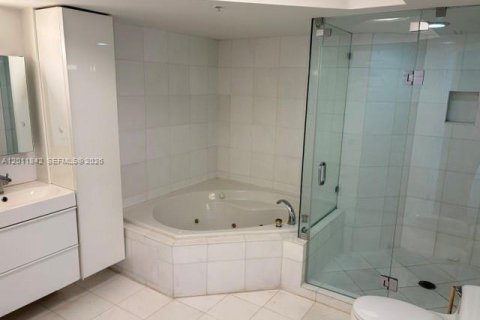 Condo in Miami Beach, Florida, 3 bedrooms  № 2075035 - photo 11