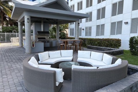 Condo in Miami Beach, Florida, 3 bedrooms  № 2075035 - photo 27
