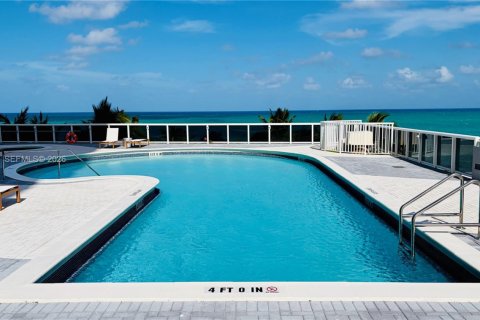 Condo in Miami Beach, Florida, 3 bedrooms  № 2075035 - photo 23