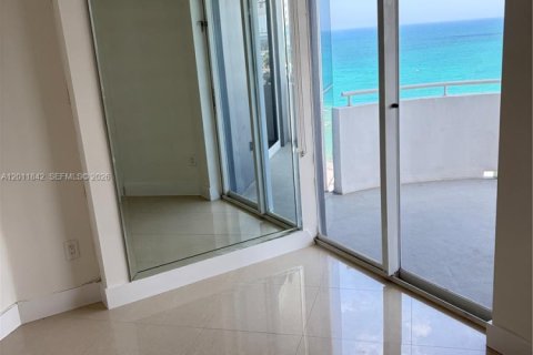 Condo in Miami Beach, Florida, 3 bedrooms  № 2075035 - photo 13