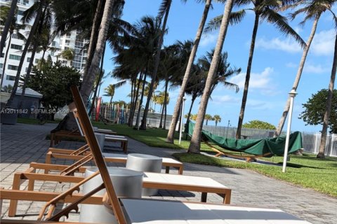 Condo in Miami Beach, Florida, 3 bedrooms  № 2075035 - photo 28
