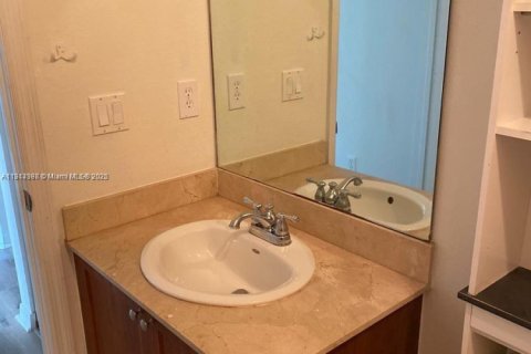 Condo in Doral, Florida, 2 bedrooms № 1969830 - photo 14