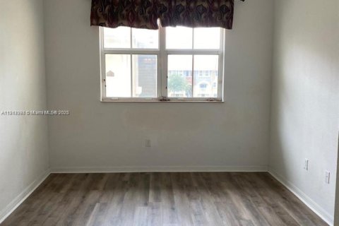 Condo in Doral, Florida, 2 bedrooms № 1969830 - photo 16