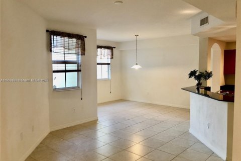 Condo in Doral, Florida, 2 bedrooms № 1969830 - photo 3