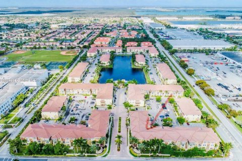 Condo in Doral, Florida, 2 bedrooms № 1969830 - photo 2