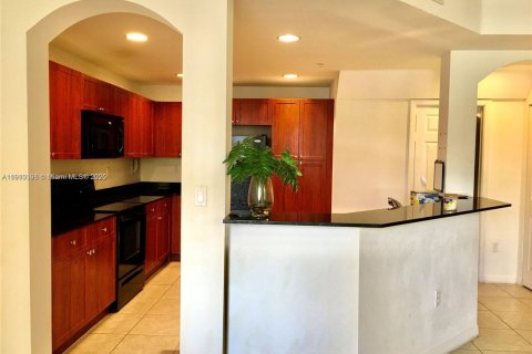 Condo in Doral, Florida, 2 bedrooms № 1969830 - photo 5