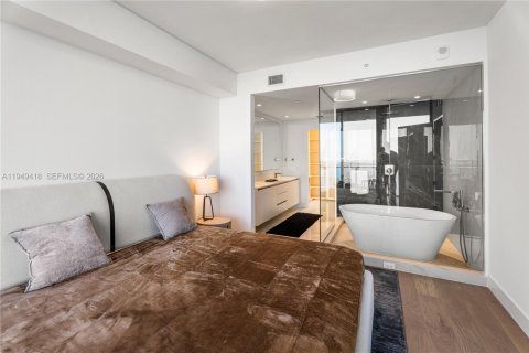 Condo in Miami, Florida, 2 bedrooms  № 2054433 - photo 13