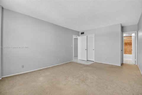 Condo in Fort Lauderdale, Florida, 1 bedroom  № 2015832 - photo 18