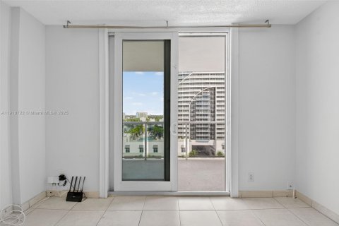 Condo in Fort Lauderdale, Florida, 1 bedroom  № 2015832 - photo 25