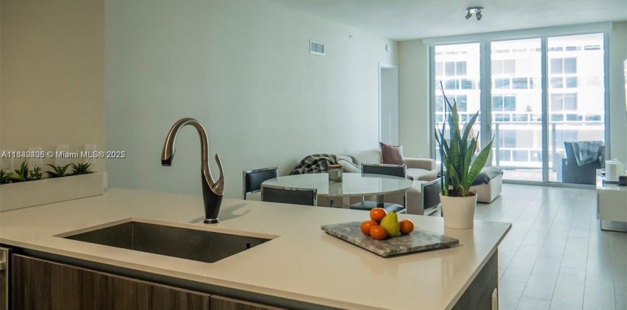 Condo in Miami, Florida, 2 bedrooms  № 1828216