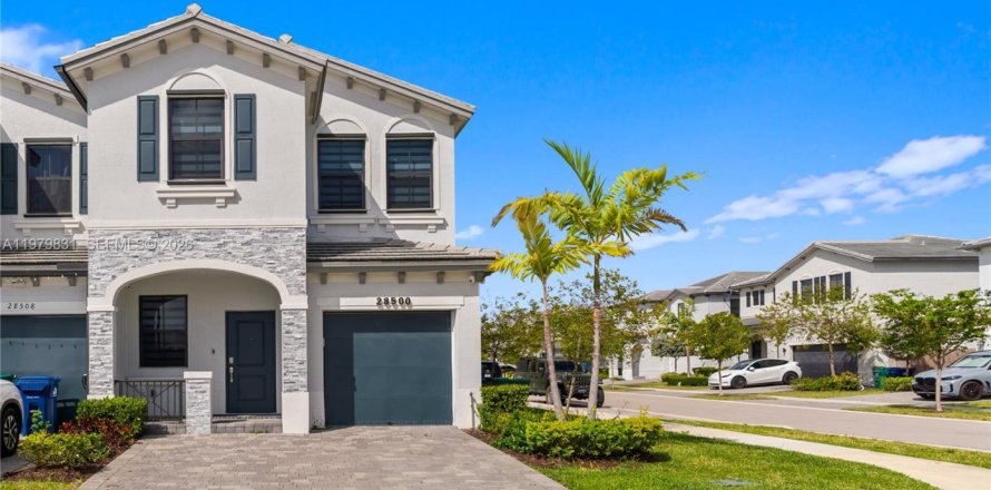 Townhouse in Homestead, Florida 3 bedrooms, 157.47 sq.m. № 2043082