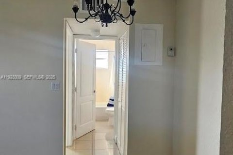 Copropriété à louer à Hallandale Beach, Floride: 1 chambre, 53.7 m2 № 1976940 - photo 2