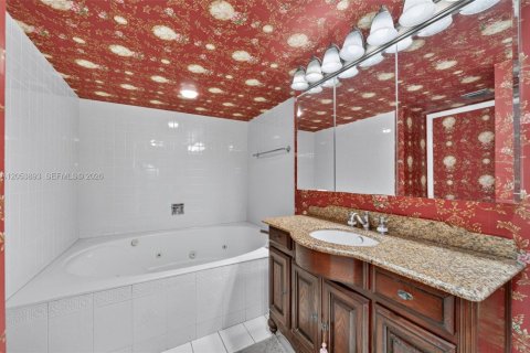 Condo in Hallandale Beach, Florida, 2 bedrooms  № 2177181 - photo 18