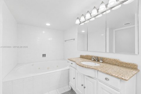 Condo in Hallandale Beach, Florida, 2 bedrooms  № 2177181 - photo 19