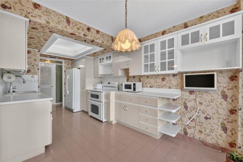 Condo in Hallandale Beach, Florida, 2 bedrooms  № 2177181 - photo 9