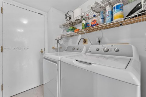 Condo in Hallandale Beach, Florida, 2 bedrooms  № 2177181 - photo 12