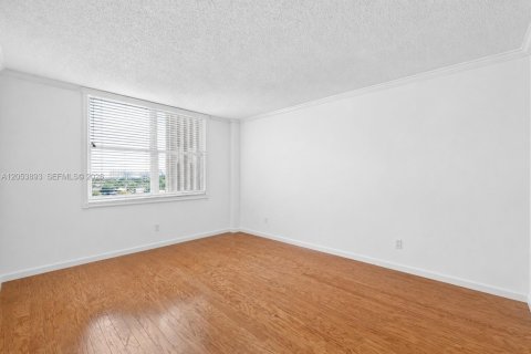 Condo in Hallandale Beach, Florida, 2 bedrooms  № 2177181 - photo 21