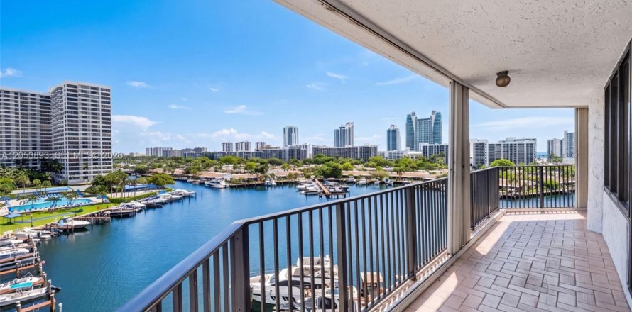 Condo in Hallandale Beach, Florida, 2 bedrooms  № 2177181