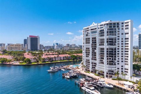 Condo in Hallandale Beach, Florida, 2 bedrooms  № 2177181 - photo 30