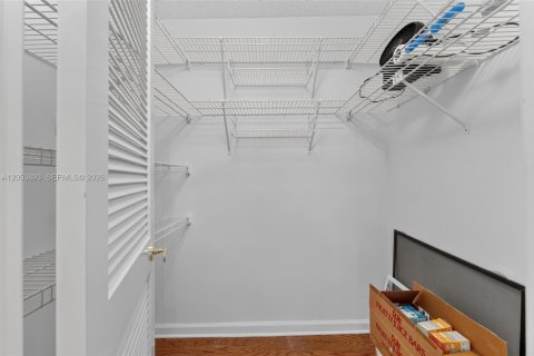 Condo in Hallandale Beach, Florida, 2 bedrooms  № 2177181 - photo 22