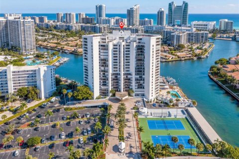 Condo in Hallandale Beach, Florida, 2 bedrooms  № 2177181 - photo 29