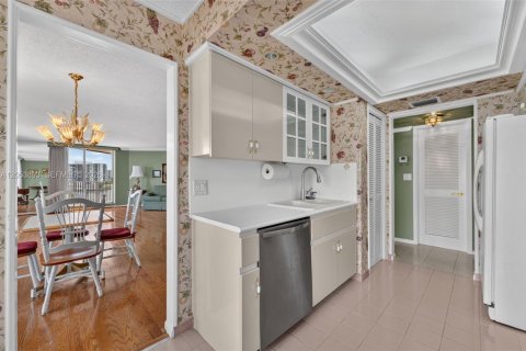 Condo in Hallandale Beach, Florida, 2 bedrooms  № 2177181 - photo 11