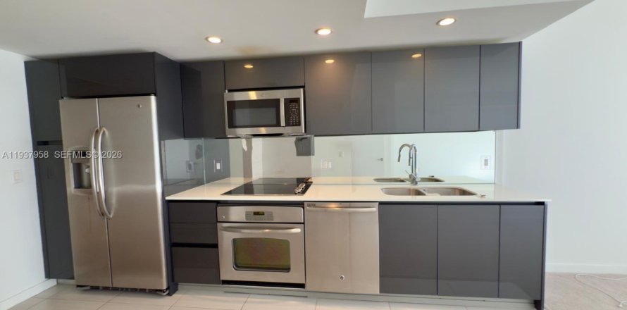 Estudio en el Condominio en Miami, Florida  № 1995713