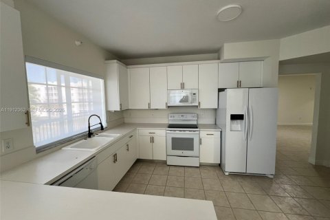 Купить кондоминиум в Дорал, Флорида 3 спальни, 231.33м2, № 2015727 - фото 13