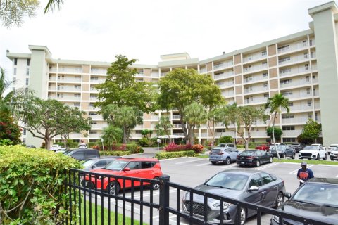 Condo in Pompano Beach, Florida, 2 bedrooms  № 1120133 - photo 1